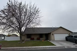 717 W Pheasant Ave, Hermiston, OR 97838 - Photo 1