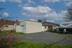 131 N 10th St, Cottage Grove, OR 97424 - Photo 1