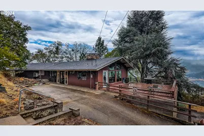 1751 Fairhill Dr, Roseburg, OR 97471 - Photo 1