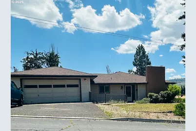 402 Trinity St, Klamath Falls, OR 97601 - Photo 1