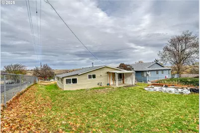 703 SE Isaac Ave, Pendleton, OR 97801 - Photo 1