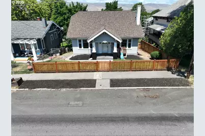 609 E 10th St, The Dalles, OR 97058 - Photo 1
