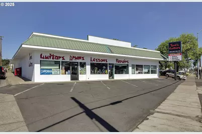 1105 N Riverside Ave, Medford, OR 97501 - Photo 1