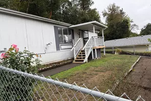 423 NE Kirby Ave, Roseburg, OR 97470 - Photo 1