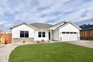 931 Medina Ave, Sutherlin, OR 97479 - Photo 1