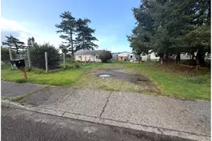 660 S Wall St, Coos Bay, OR 97420 - Photo 1