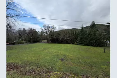 157 Crest Dr, Myrtle Creek, OR 97457 - Photo 1