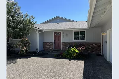 1072 8th St, Florence, OR 97439 - Photo 1