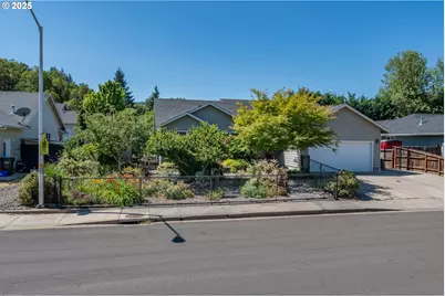 2409 SE Chinaberry Ave, Roseburg, OR 97470 - Photo 1