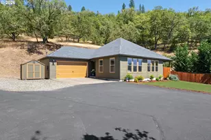 1795 NE Rocky Dr, Roseburg, OR 97470 - Photo 1
