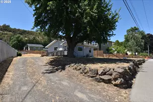 1318 W 10th St, The Dalles, OR 97058 - Photo 1