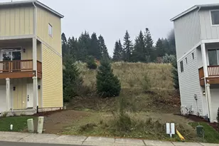 215 SW Sternwheeler Dr, Cascade Locks, OR 97014 - Photo 1