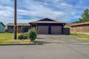 1911 Green Ave, Roseburg, OR 97471 - Photo 1