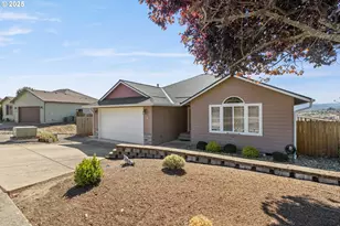 1884 NE Sunset Loop Dr, Roseburg, OR 97470 - Photo 1