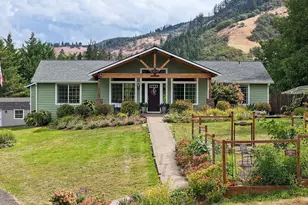 16 Wallace Dr, White Salmon, WA 98672 - Photo 1