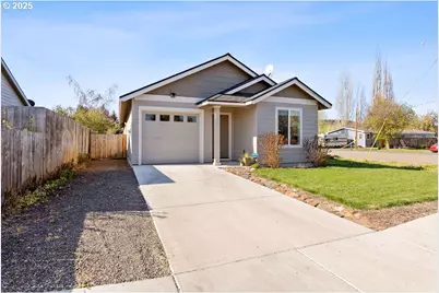 902 SE 3rd St, Prineville, OR 97754 - Photo 1
