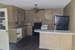 212 Bradham Ave, Manning, SC 29102 - Photo 5