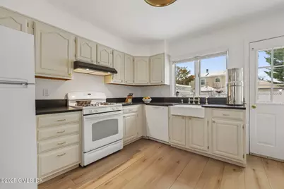 19 Windy Knolls #Right Side, Greenwich, CT 06831 - Photo 3