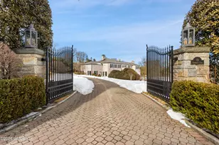 19 Hawkwood Ln, Greenwich, CT 06830 - Photo 3