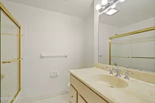 8 Greenwich Hills Dr, Greenwich, CT 06831 - Photo 15