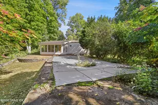 7 Flower Ln, Greenwich, CT 06831 - Photo 9
