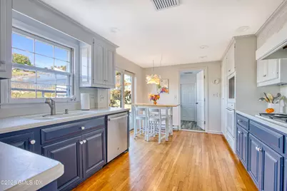 7 W Crossway, Old Greenwich, CT 06870 - Photo 5