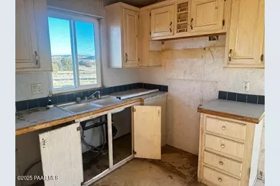 25085 Hillcrest Drive, Seligman, AZ 86337 - Photo 13