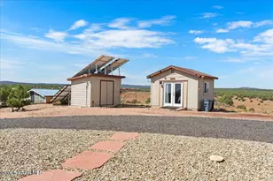 000 Juniperwood Ranch, Ash Fork, AZ 86320 - Photo 25