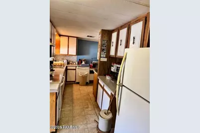18233 S John Fry Avenue, Peeples Valley, AZ 86332 - Photo 11
