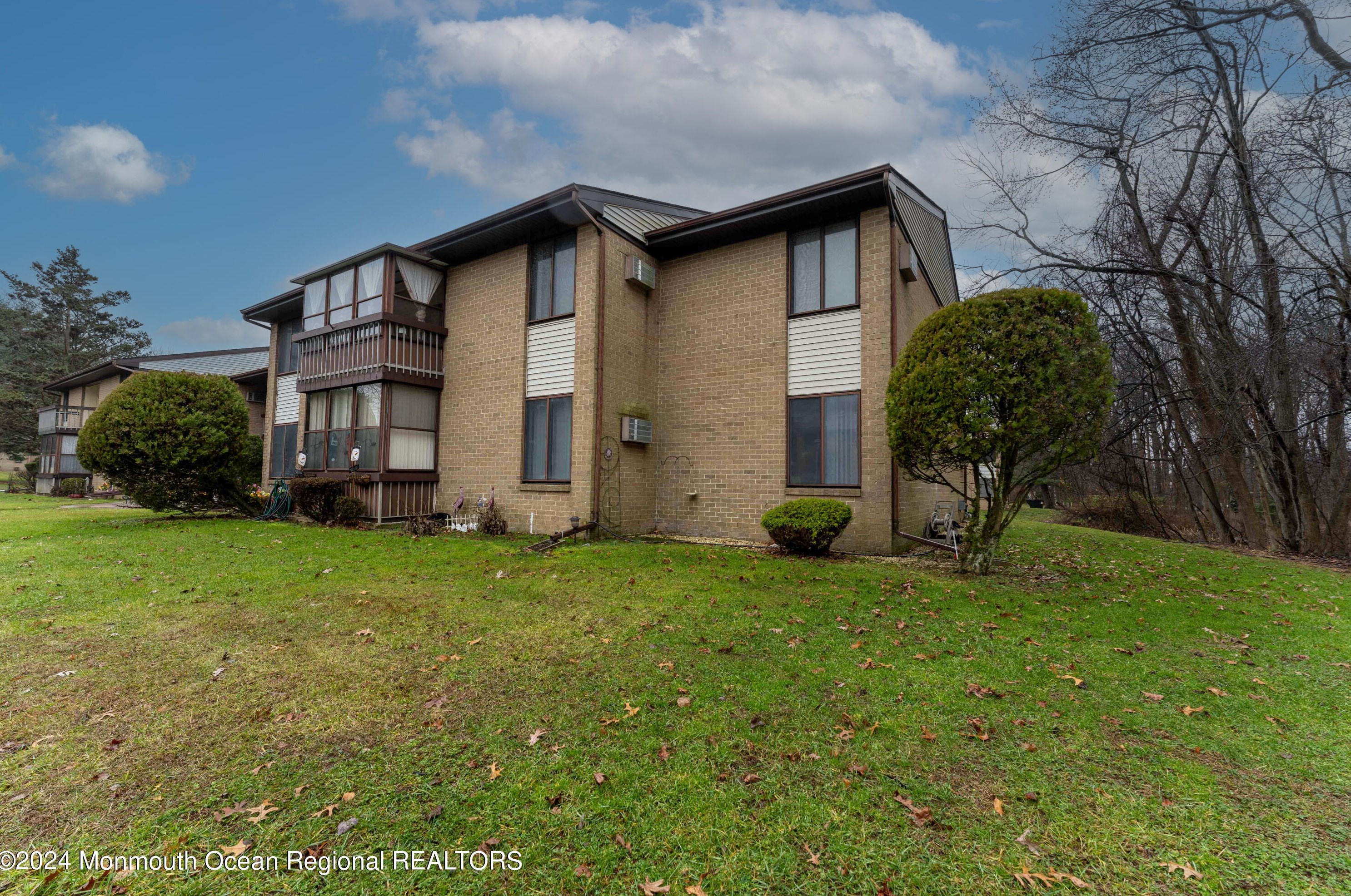 24 Meadow Green Cir, Millstone Township NJ  07726-2049 exterior