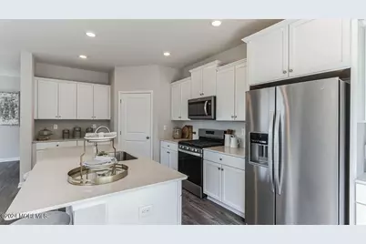 21 Victoria Gardens Square, Neptune Township, NJ 07753 - Photo 5