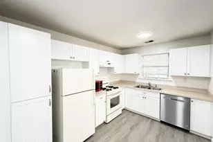 33 Tulip Ln, Freehold, NJ 07728 - Photo 9