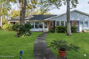 586A Lake Point Dr, Lakewood, NJ 08701 - Photo 3