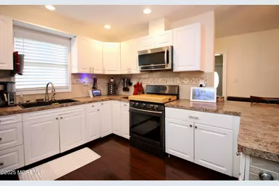 65 Manalapan Avenue, Freehold, NJ 07728 - Photo 15