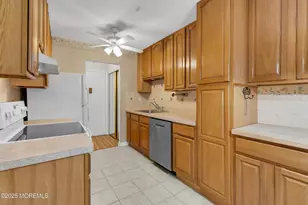 26 Meadow Green Cir, Manalapan Township, NJ 07726 - Photo 3