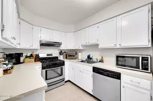 33 S Pointe Cir, Tinton Falls, NJ 07753 - Photo 13