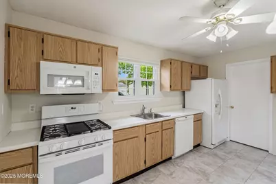 23 Datchet Close #1000, Freehold, NJ 07728 - Photo 9