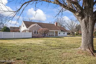 2 Varnum Ln, Manalapan Township, NJ 07726 - Photo 11