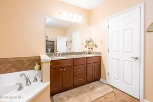 319 Regency Pl, Woodbridge Township, NJ 07095 - Photo 9