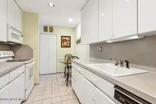 162 Cross Slope Ct, Manalapan Township, NJ 07726 - Photo 5