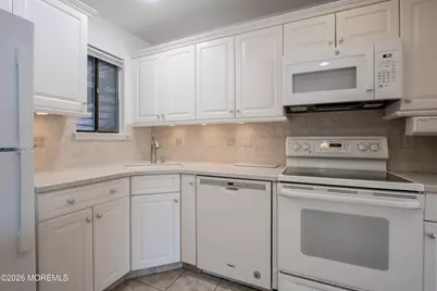 24 Danbury Court #24, Red Bank, NJ 07701 - Photo 5