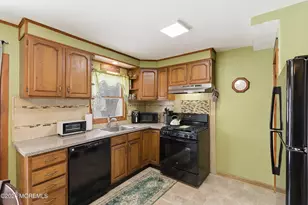 325 Hollie Dr E, Belford, NJ 07718 - Photo 9