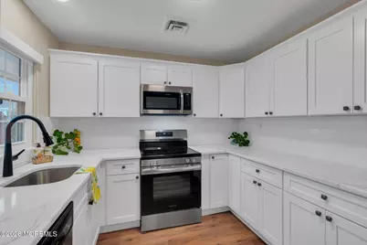 598B Lake Point Drive, Lakewood, NJ 08701 - Photo 3