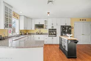 22 Burki Pl, Freehold, NJ 07728 - Photo 13