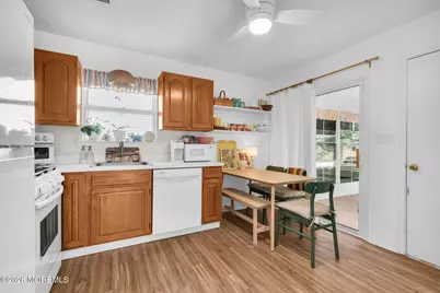 53 Farnworth Close, Freehold, NJ 07728 - Photo 9