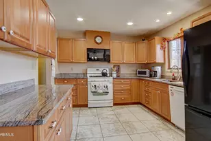 11 Sheffield Dr, Manalapan Township, NJ 07726 - Photo 5