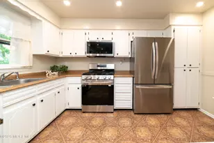 8 Winsor Ct, Sayreville, NJ 08872 - Photo 9