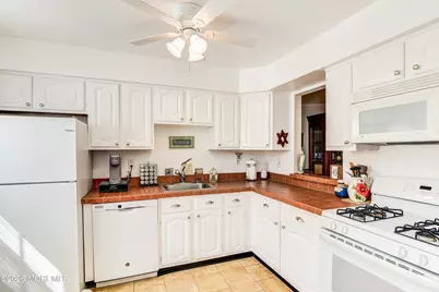 258 Grassmere Court, Aberdeen Township, NJ 07747 - Photo 3
