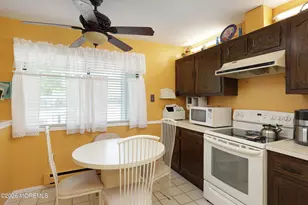 240 Medford Ct, Manalapan Township, NJ 07726 - Photo 7