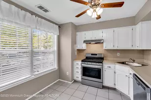 131 Wellington Ct, Manalapan Township, NJ 07726 - Photo 3